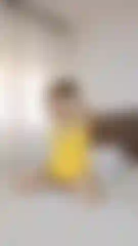 In gelb spiele ich für dich erst mit meinem üppigen dildo.