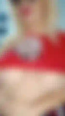 In meinem karierten rock berühre ich mich und spiele für dich mit meinen titten.