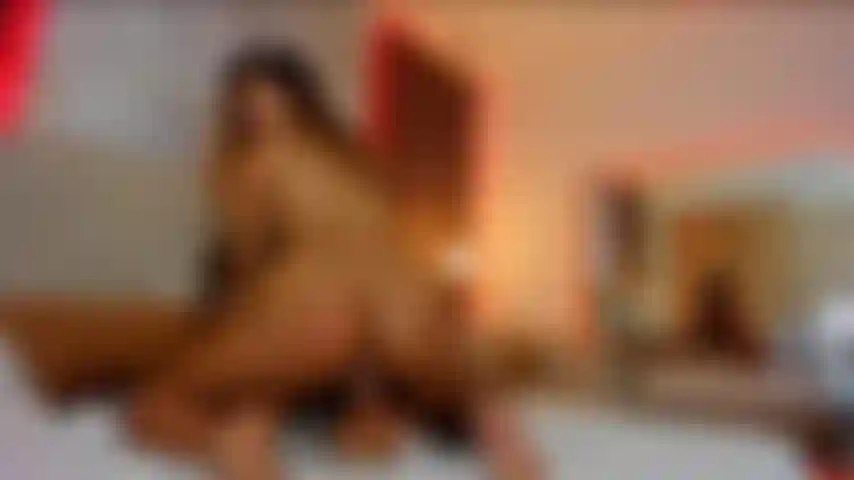 Eine große latina, die lust auf analreiten mit nacktem oberkörper hat.