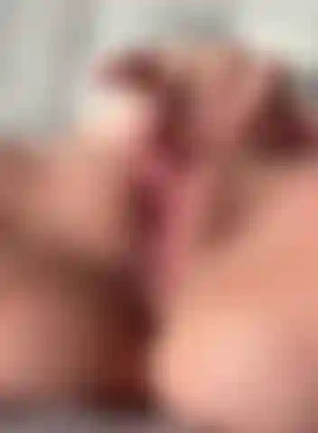 Hatte einige intensive orgasmen, während ich mit meiner muschi spielte.