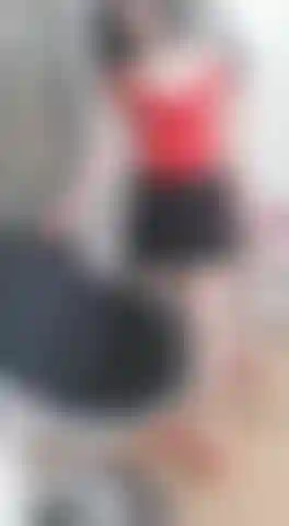 Eine elegante frau, die sich auszieht.