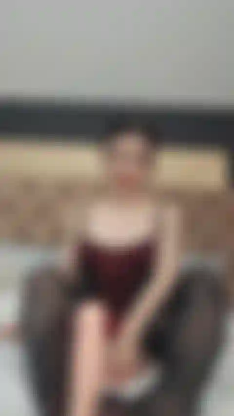 Ich streichle den dildo zwischen meinen nylonfüßen.