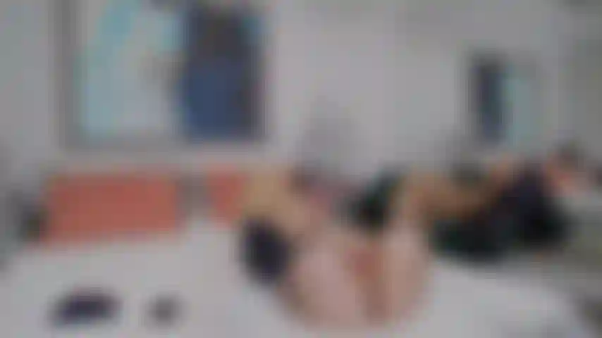 Spiele mit meinem kitzler, während ich dich necke.