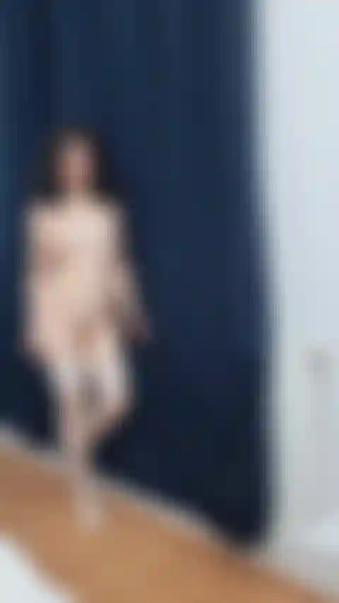 Nackt unterwegs, nur in weißen strümpfen und weißen heels, ich präsentiere dir meinen sexy körper.