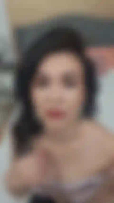 Ich brauche dich und will dich jetzt nackt zwischen meinen beinen haben.