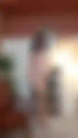 Eine freche milf, die nur hellbraune strümpfe trägt.