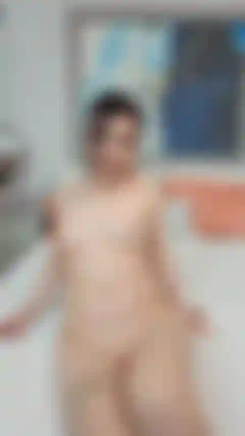 Nackt, trage hautfarbene nylons und necke dich mit meinen beinen.