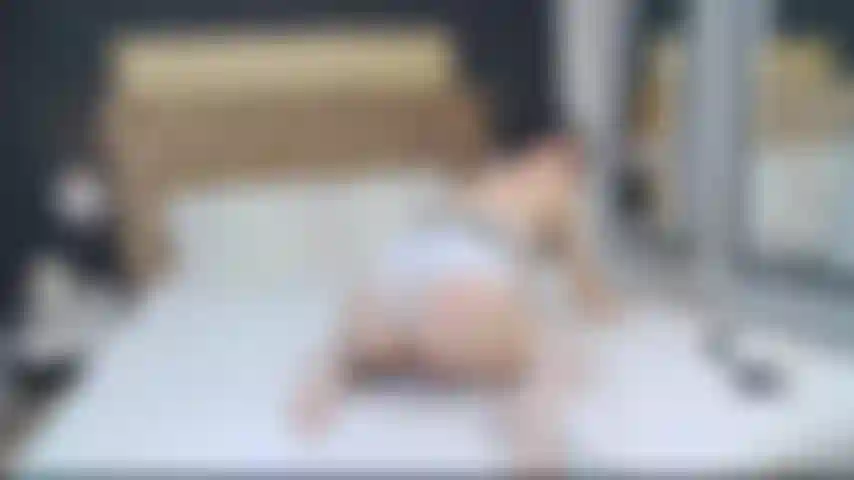 Cowgirl-fahrt rückwärts mit angezogener kleidung.