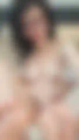 Ich spiele mit meiner muschi, während ich dich mit meinen füßen necke.