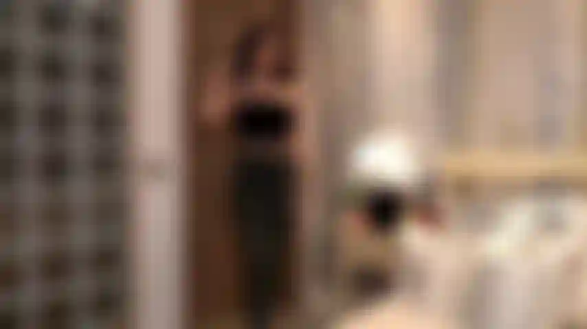 Ein individuelles rollenspiel – ein schüchternes, unerfahrenes mädchen, das einen intensiven orgasmus bekommt.