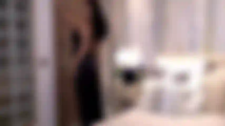 Satin-verführung und neckerei, überschütte dich voll und ganz mit meiner schwülen sinnlichkeit.