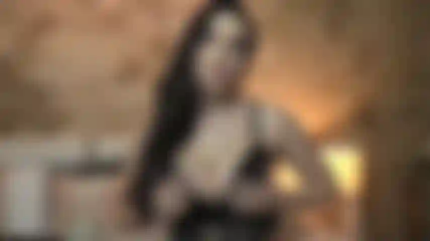 Zeige dir, wie du deinen pochenden schwanz wichst, während du an meinen brüsten schnüffelst und inhalierst.