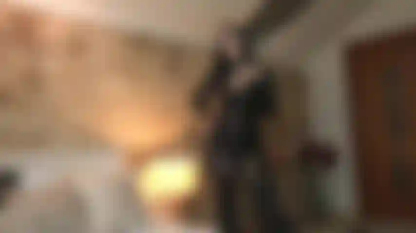 Die meiner angeketteten sissy-schlampe beibringt, wie sie diese beiden mächtigen bbc beglücken kann! Öffne deinen mund und nimm ihre schwänze tief, würge sie, damit sie abspritzen. Wir geben deinem erbärmlichen leben einen sinn!