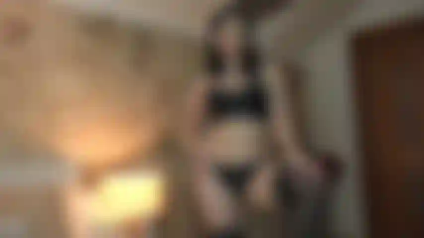 Dich im handumdrehen in einen meiner geldsklaven verwandelt! Mich glücklich zu machen wird dein glück. Es wird so sexy sein, deine kreditkarte aus der tasche zu ziehen, nur um mich glücklich zu machen, weil du weißt, dass ich es bin.