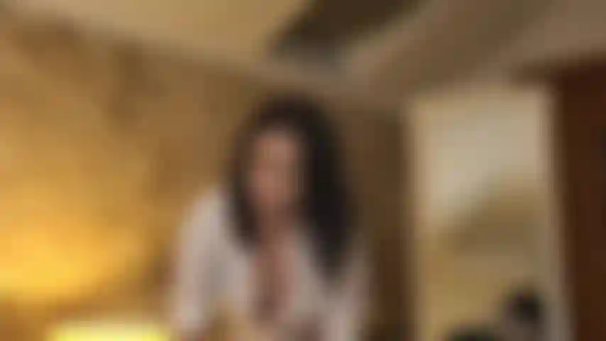 Sexy sekretärin, die mit ihren großen brüsten und üppigen lippen den schwanz des chefs übernimmt! Ratet mal, wer die angestellte des monats wird?