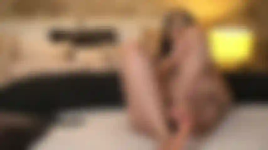 Von meinen glatten füßen zu träumen und spüre sie an deinem pochenden schwanz! Ich werde nicht aufhören, es zu necken, bis ich jede menge heißes sperma spüre, das auf meine perfekten zehen tropft!