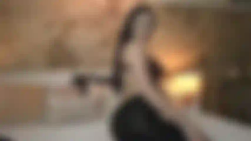 Die dich mit meinem kurvigen arsch bis zum höhepunkt neckt.