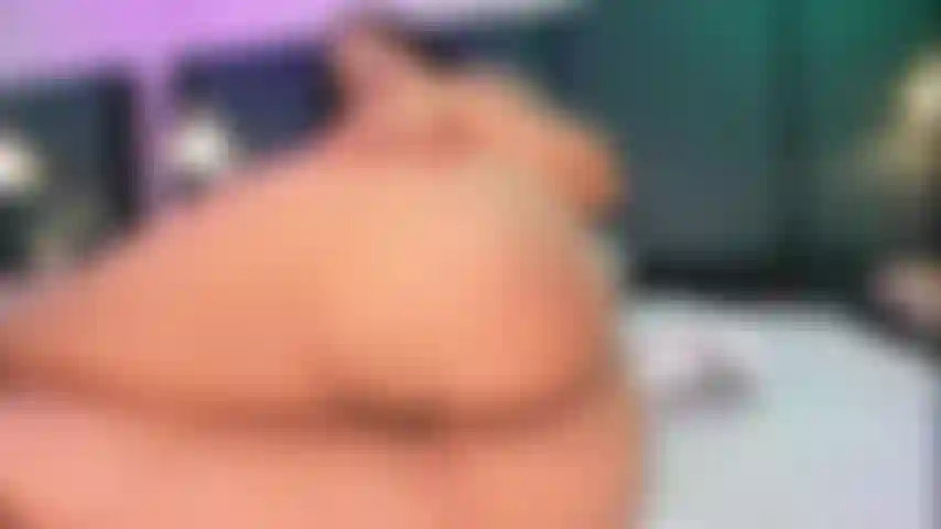 Öl auf meinen titten, plug in meinem arsch, ich warte auf deine aufmerksamkeit.