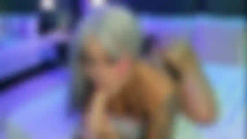 Ein ungezogenes mädchen saugt an deiner geschwollenen eichel und sucht nach dem heißen sperma, das in deinen eiern steckt!