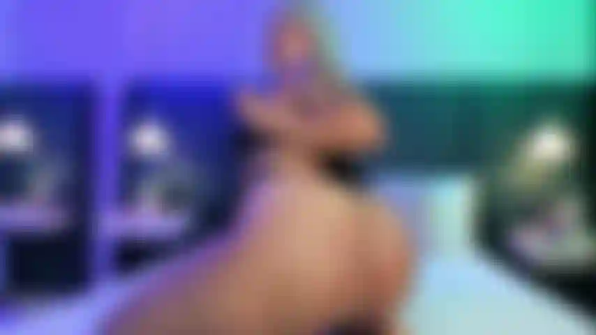 Ein baby mit schwarzer haut peitscht ihren riesigen heißen arsch und bettelt darum, von einem dicken schwanz durchdrungen zu werden!