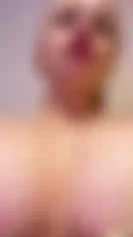 Du siehst gerne, wie speichel auf meine harten brustwarzen tropft.