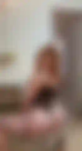 my big buttocks look juicy as I dance on the chair and show you my suppleness