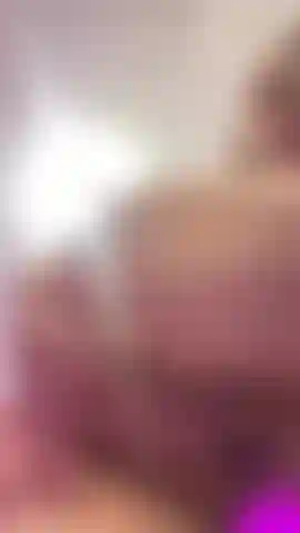 Hören sie dieses feuchte geräusch, wenn ich meine fette muschi fingere, aus der ihr schwanz tropft.