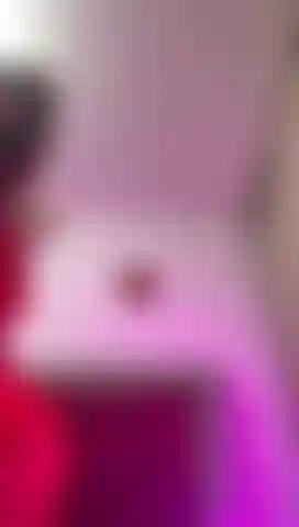 Mit einem frechen roten arsch, der wackelt und fingert.