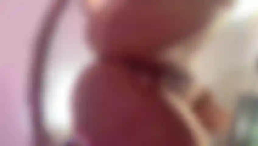 Ich werde mich auf dein gesicht setzen und auf dich spritzen.