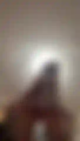 Und sitze in meinem transparenten stuhl auf dir.