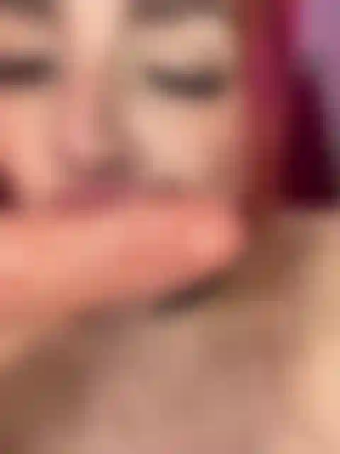 Schlampiger blowjob mit sahne und ahegao-gesicht.