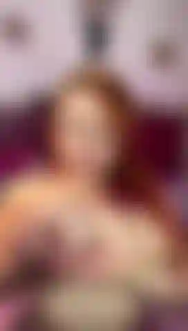 Die mit eiswürfeln in meiner muschi und auf meinen titten spielt, damit du mich saftig siehst.