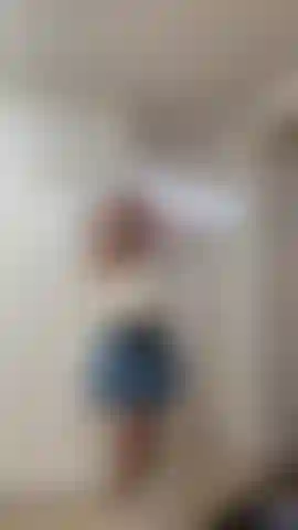 Ich liebe es, röcke und strümpfe ohne höschen zu tragen. Meine muschi braucht dich.