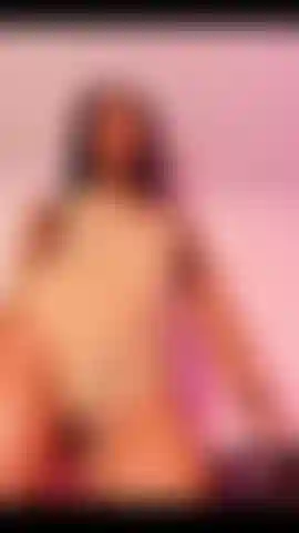 Eine zierliche ebenholzfrau.