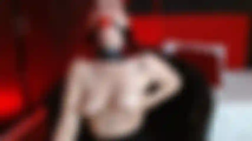 Die kerze bringt meine brustwarzen an die grenze zwischen lust und schmerz.
