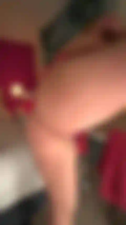 Ein blondes mädchen stellt ihre vorzüge zur schau, um dir zu helfen, deinen schwanz aufrecht zu halten!