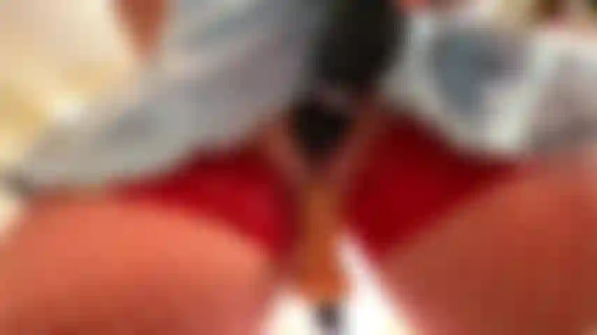 Vorderansicht, hitachi am kitzler, hochgezogener rock, rote strümpfe, orgasmus, reiten auf einer dildo-fickmaschine, cremige, schmutzige muschi.