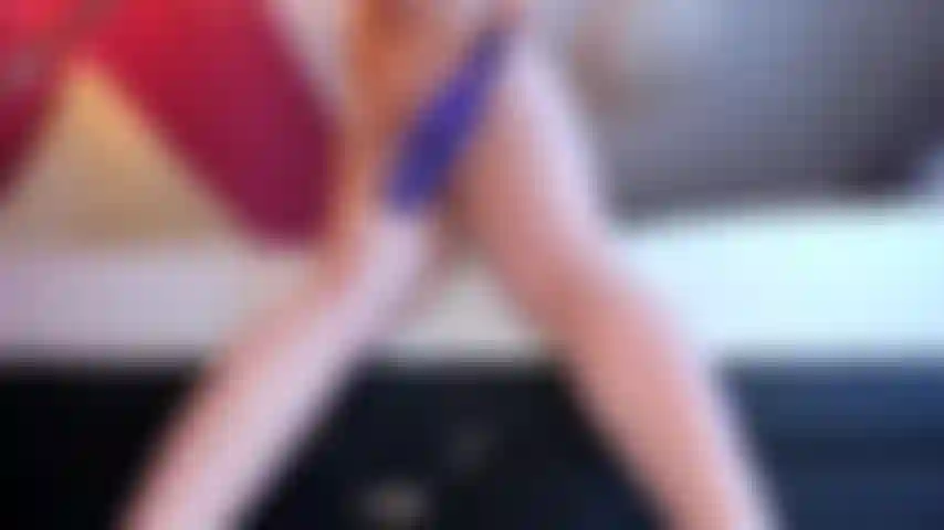 Butt plug in ass und reverse cowgirl, die auf deinen kokosnuss-, roten slapping-arsch hüpft.