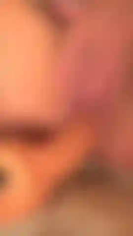 Vertikales video, nahaufnahme, wie sie ladungen auf eine riesige dildo-fickmaschine spritzt.