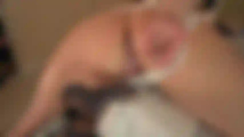 4 K – nehme wie ein braves mädchen einen großen schwarzen schwanz in die muschi und spritze ihn überall voll, vornübergebeugt, mit weißem höschen an der seite.