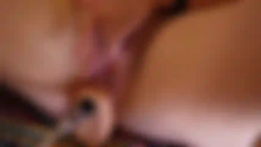 Ein supersauger auf einer fickmaschine in nahaufnahme, große schamlippen umarmen den schwanz.