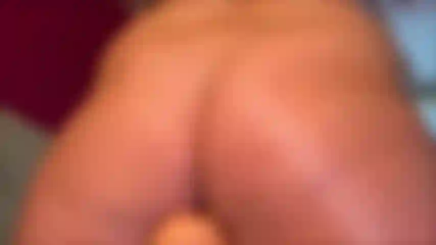 Eine fickmaschine in der muschi und 3 finger in meinem arsch.