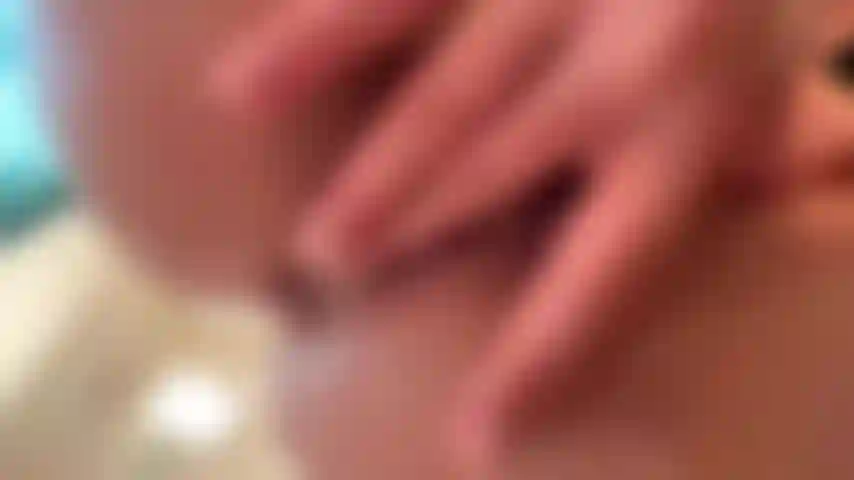 Große schamlippen, nahaufnahmen, schnelles fingern und die ganze nässe kommt heraus.