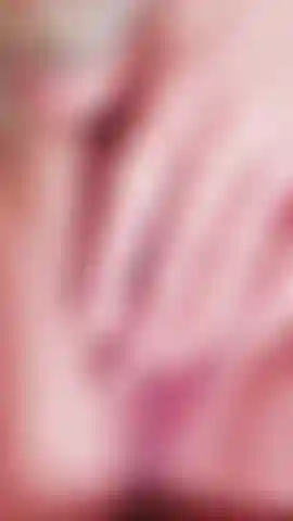 Vertikales video, nahaufnahme einer saftigen fotze und ohrfeigen und reiben der klitoris und soooo nass! Ich stecke zwei finger hinein und es spritzt.