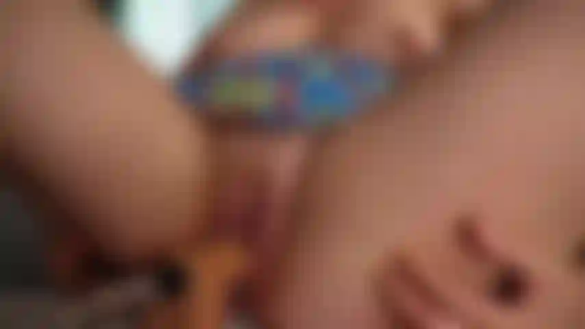 Eine fickmaschine, die missionarisch große schamlippen und cremige muschis hämmert.