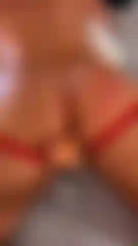 Im hochformat, werde nackt von einer sexmaschine gefickt und komme im doggystyle.