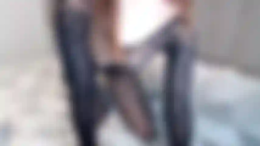 Zeige meine titten, meinen arsch und meine muschi...