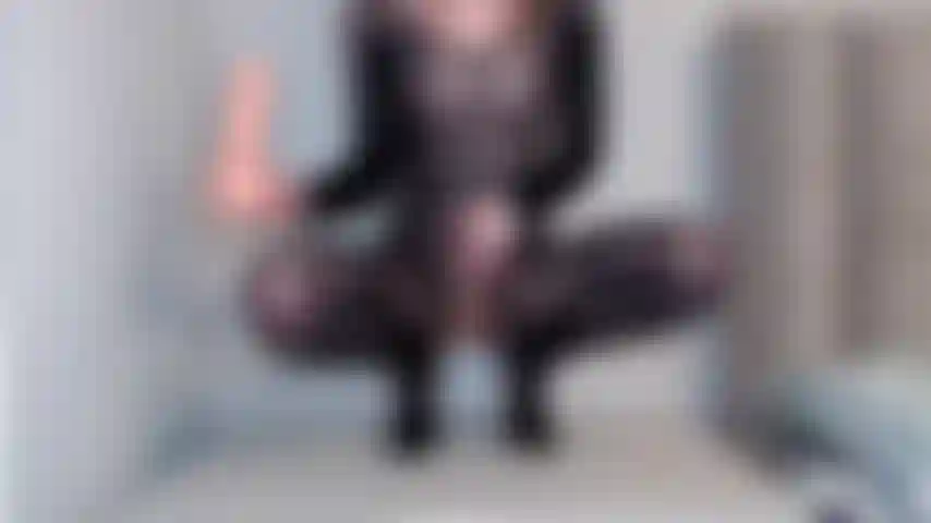 Ich reite meinen sehr großen dildo und werde sehr, sehr nass! Sieh mir zu, wie ich so hart abspritze xx.