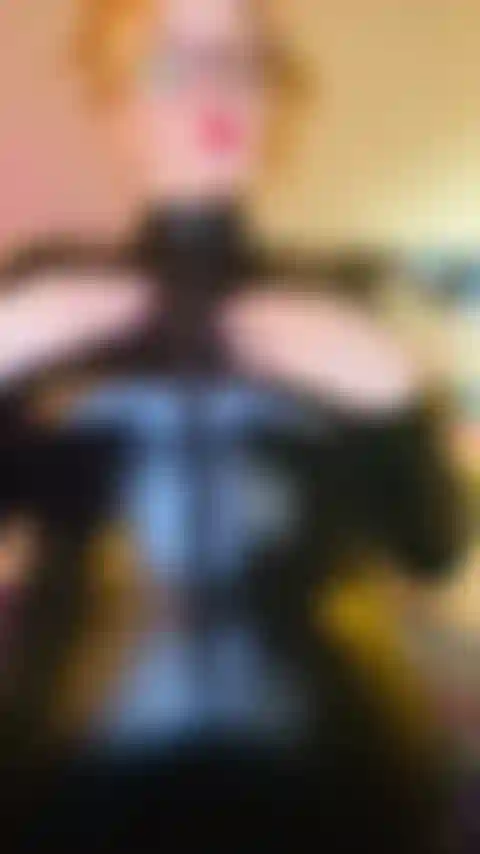 Glänzender leder-catsuit necken.