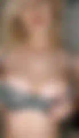 Ein unordentliches mädchen, nippelstimulation und tittenwichsen.